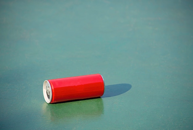 Foto ingeblikt drinken rood op betonnen vloeren groen geverfd