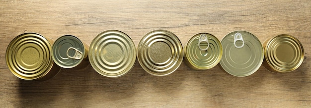 Ingeblikt voedsel in lege metalen potten concept van ingeblikt voedsel