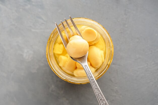 Ingeblikte champignons in de bank