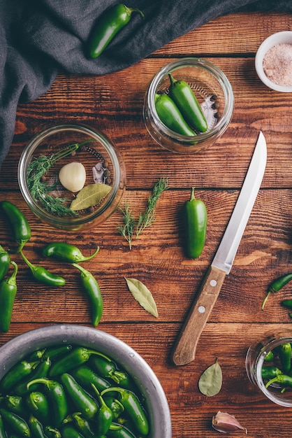 Ingeblikte Jalapeno Pepers Knoflook En Glazen JarsxA