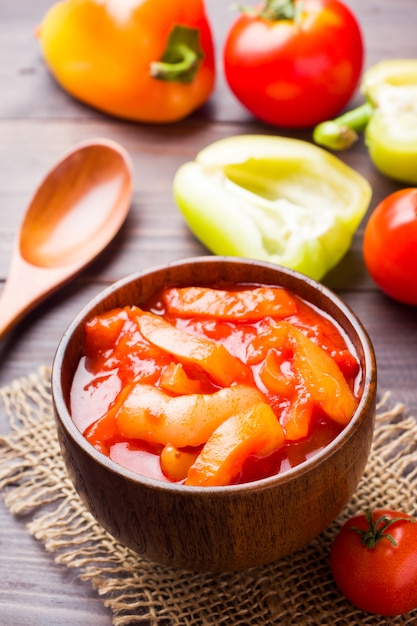 Ingeblikte Lecho van de pepers en tomaten