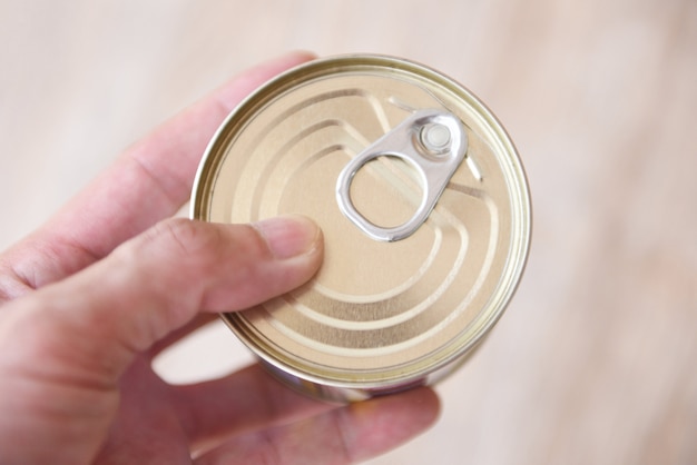 Ingeblikte metalen blikjes in de hand