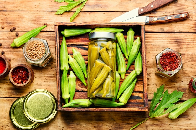 Ingeblikte okra in potten