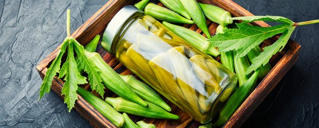 Ingeblikte okra in potten