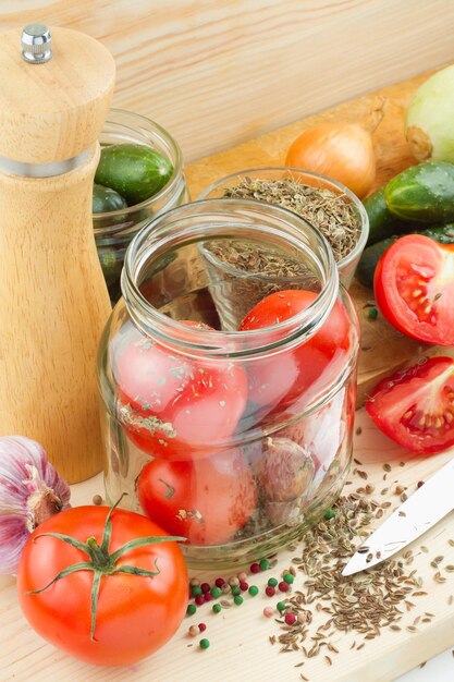 Ingeblikte tomaten en komkommers zelfgemaakte geconserveerde groenten