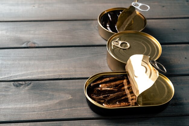 Ingeblikte vis in saus bewaren op donkere houten tafel