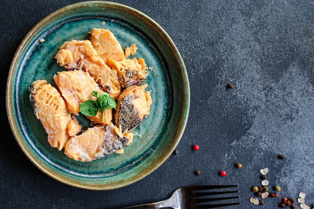 Ingeblikte vis zalm zeevruchten klaar om te eten op de tafel maaltijd snack