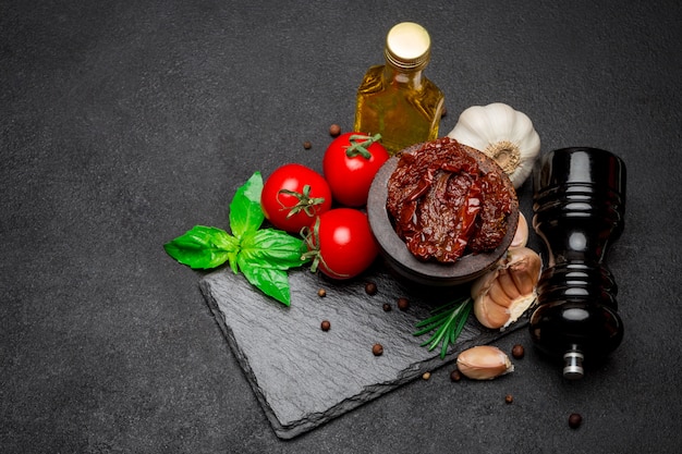 Ingeblikte zongedroogde of gedroogde tomatenhelften in houten kom