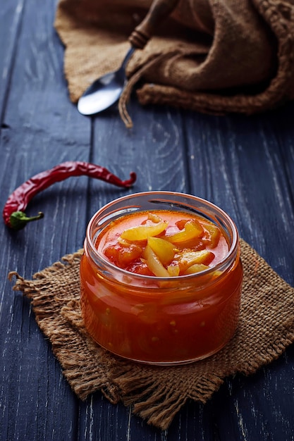 Foto ingelegde bulgaarse peper in een glaskruik