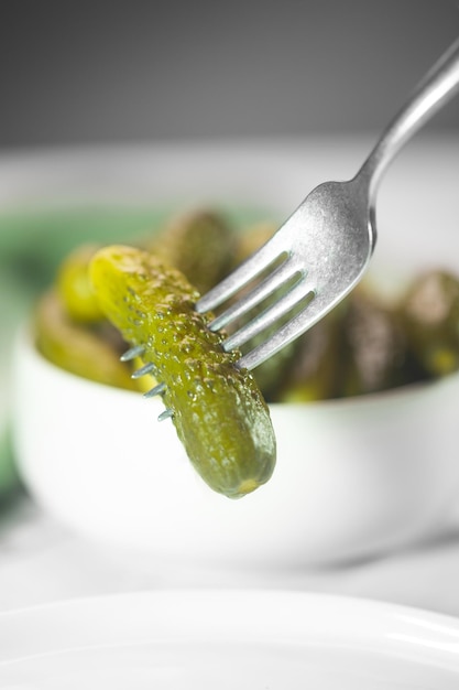 Ingelegde gezouten komkommers bereid voor het eten, close-up