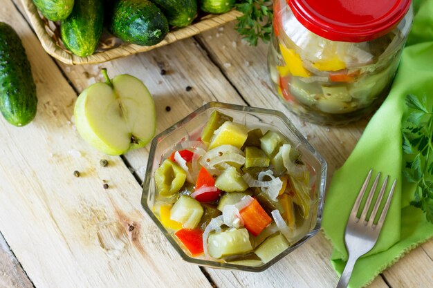 Ingelegde komkommersalade met tomaten in een kom