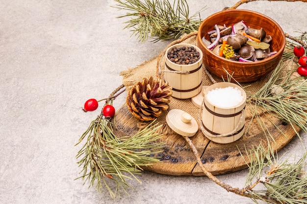 Ingelegde of gefermenteerde champignons. traditionele kerstsnack. nieuwjaars feestelijk bestek