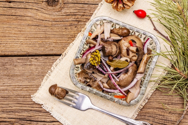 Ingelegde of gefermenteerde champignons. Traditionele kerstsnack. Nieuwjaars feestelijk bestek