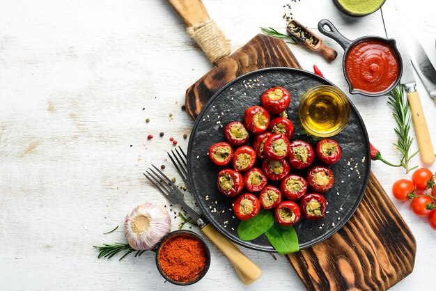 Ingelegde paprika gevuld met kappertjes Italiaans traditioneel gerecht Bovenaanzicht Vrije ruimte voor uw tekst