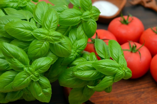 Ingemaakte basilicum en tomaten voor het koken van salade op tafel