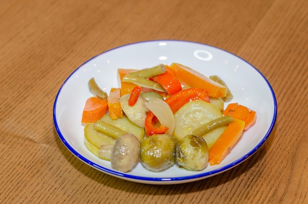 Ingemaakte groenten op een bord op tafel