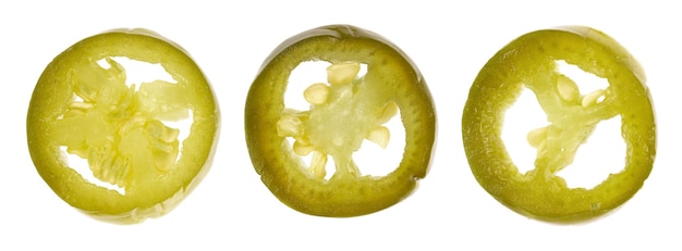 Ingemaakte jalapeno peper geïsoleerd op een witte achtergrond plakjes geconserveerde hete serrano close-up top