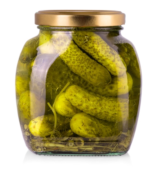Ingemaakte komkommers in glazen pot op een witte achtergrond met uitknippad