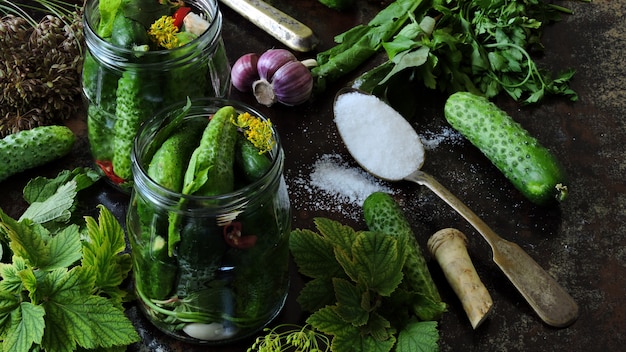 Foto ingemaakte komkommers koken.