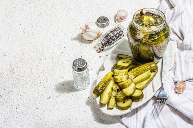 Ingemaakte komkommers voor biologische wintervoeding Potje zelfgemaakte augurken, schoon eten veganistisch concept