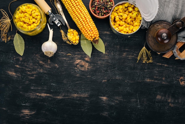 Ingemaakte maïs in een pot Voedselvoorraden Bovenaanzicht Op een houten achtergrond Kopieer de ruimte