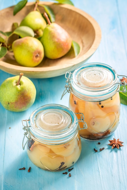 Ingemaakte peren met anijs en suiker in pot