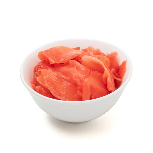 Ingemaakte sushi gember plakjes in kom geïsoleerd op een witte achtergrond.