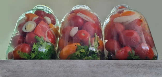 Ingemaakte tomaten thuis in een pot Verzameling tomaten voor conservering Huisgemaakte groenten in blik