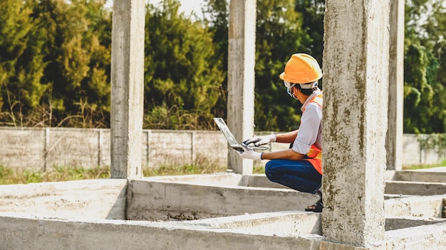 Ingenieur aannemer man gebruik laptop werk veiligheid industrie project bouw bouwplaats