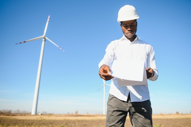 Ingenieur Afrikaanse man staande met windturbine