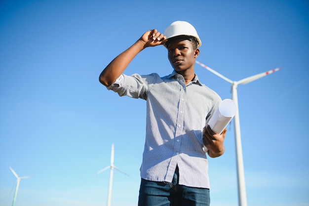 Ingenieur Afrikaanse man staande met windturbine