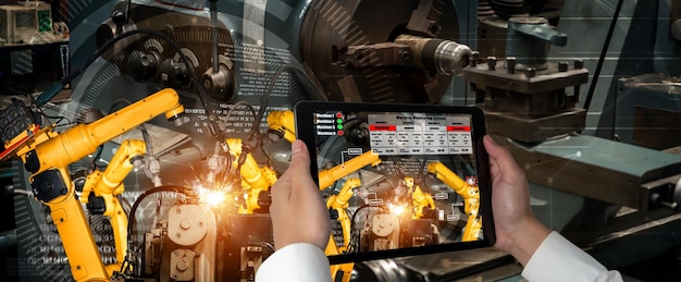 Ingenieur bestuurt robotarmen door augmented reality-industrietechnologie