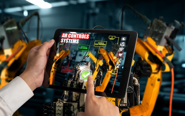 Ingenieur bestuurt robotarmen door augmented reality-industrietechnologie