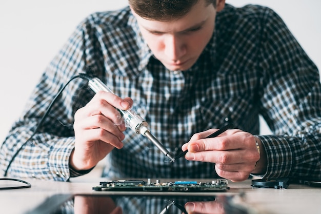 Ingenieur bezig met gedemonteerde laptop