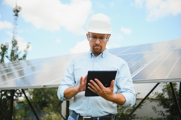 Ingenieur bij zonnecentrale met zonnepaneel praktische lessen over duurzame energiecentrales