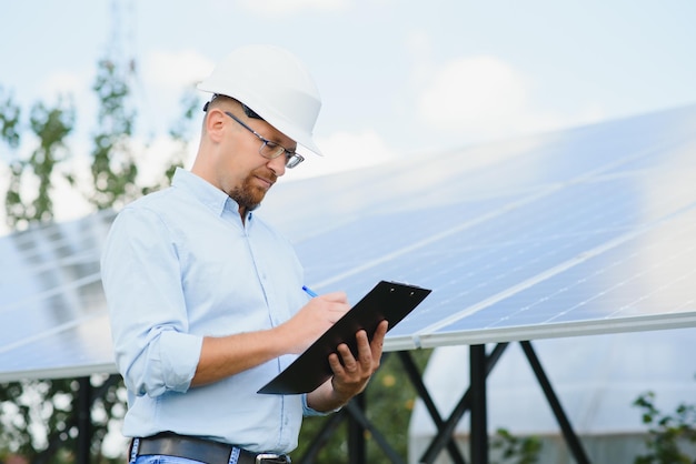 Ingenieur bij zonnekrachtcentrale met zonnepaneel. Praktijklessen over duurzame energiecentrales.