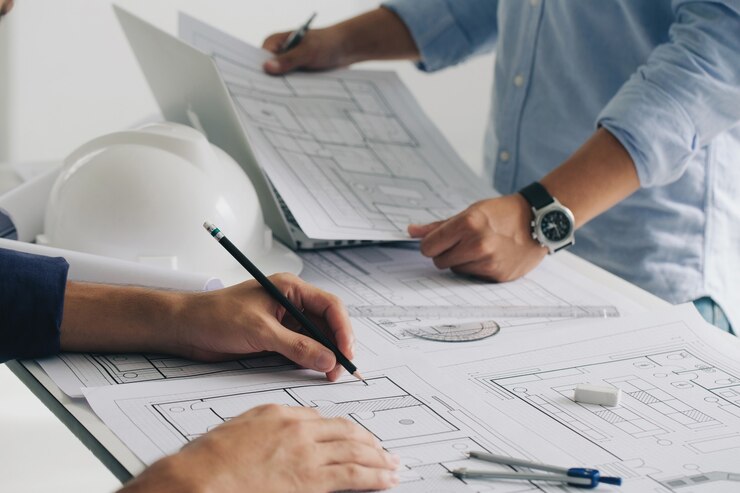 Foto ingenieur bouw en interieur team discussiëren op kantoor en werktekening maken
