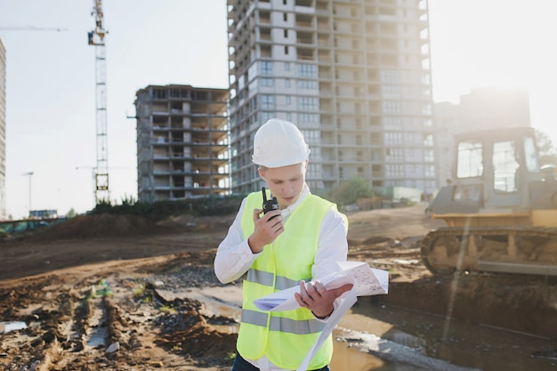 Ingenieur communiceren door walkie talkie