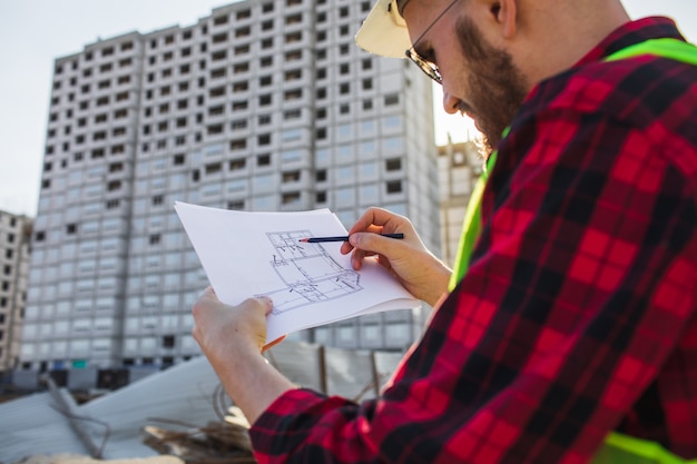 Foto ingenieur controle bouw site plannen