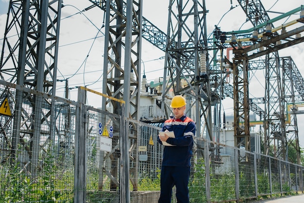 Ingenieur die de apparatuur van het onderstation inspecteert