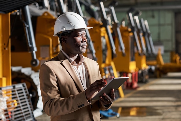 Ingenieur die de logistiek in de fabriek controleert;