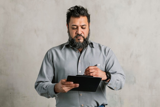 Ingenieur die een rapport schrijft op een paperclipboard