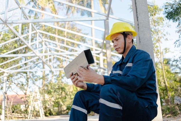 Ingenieur die het werk controleert bij de bouw