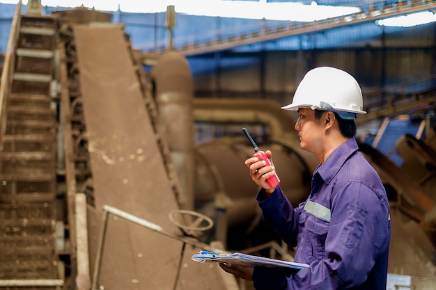 Ingenieur die in de productie-installatie voor industrieel concept werkt