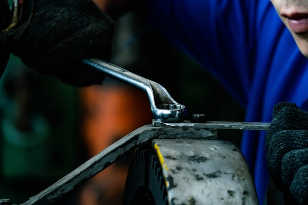 ingenieur die in industrieel bedrijf werkt met mechanisch.