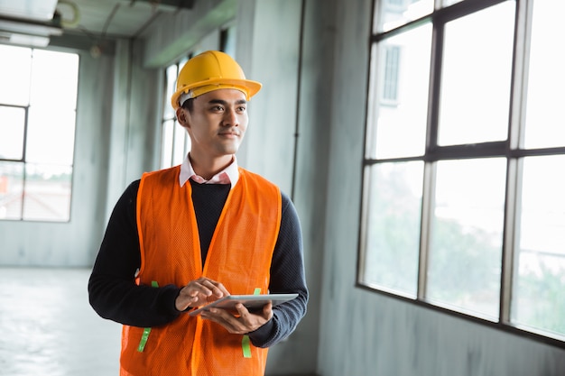 Ingenieur die inspectie bij de projectinstallatie doet