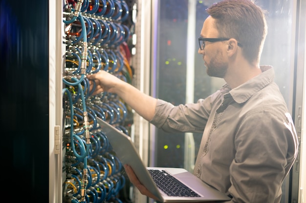 Ingenieur die serververbindingen analyseert