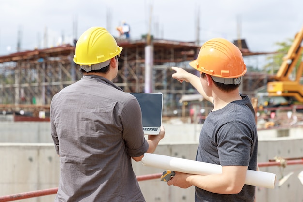 Ingenieur en architect werkzaam bij bouwplaats