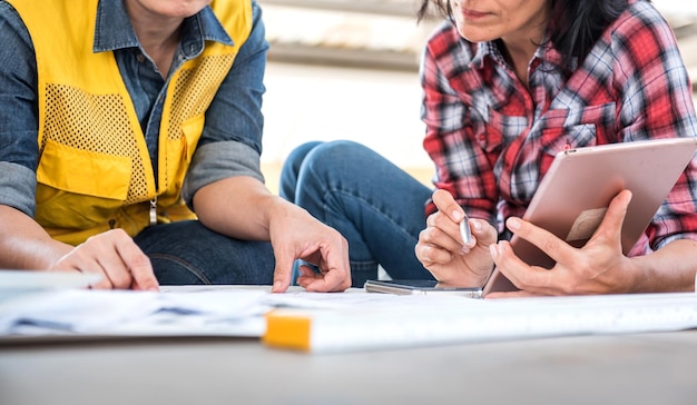 ingenieur en teamwork, ontmoeting voor succesvolle projectbouwconstructie