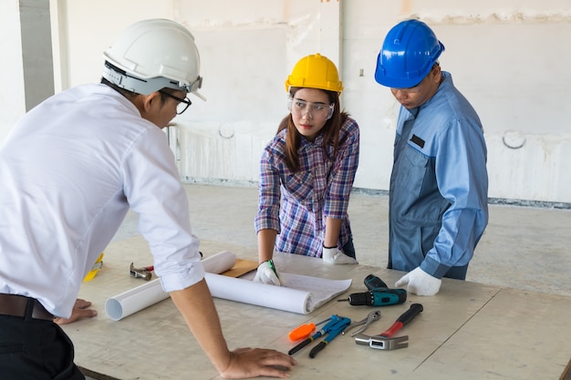 Ingenieur en voorman bespreken